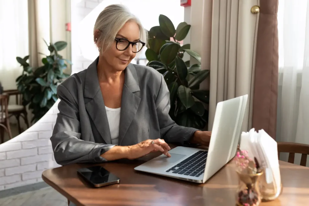 Femme 50 ans télétravail