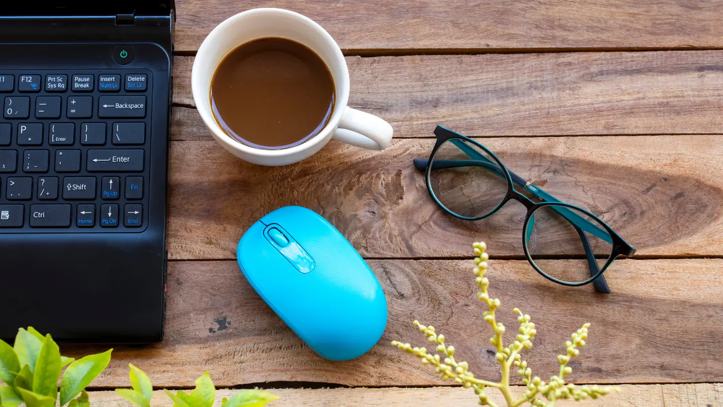 Les bienfaits des lunettes anti lumière bleue pour les travailleurs sur écran