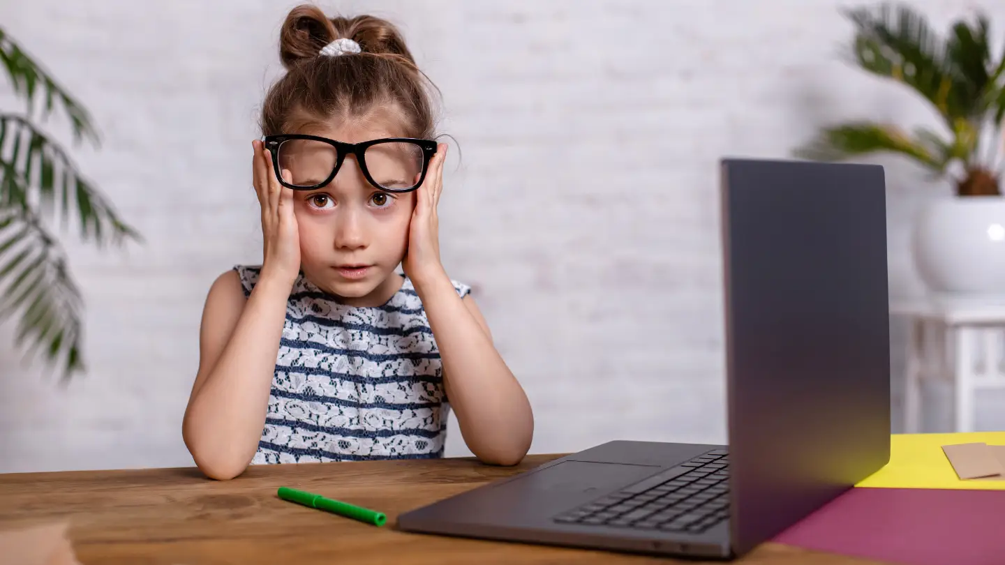 Protéger les yeux de vos enfants des écrans : guide pour parents 2025
