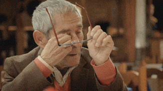 Sénior ajustant lunettes GIF