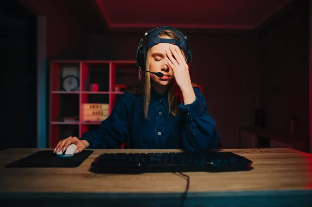 fatigue oculaire jeune femme gamer