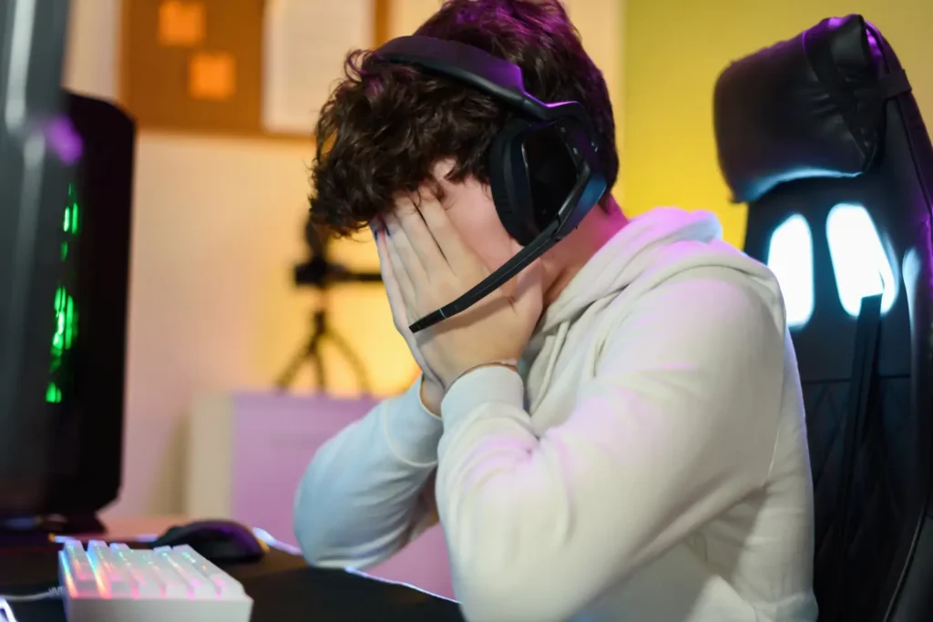 jeune gamer souffrant de fatigue oculaire