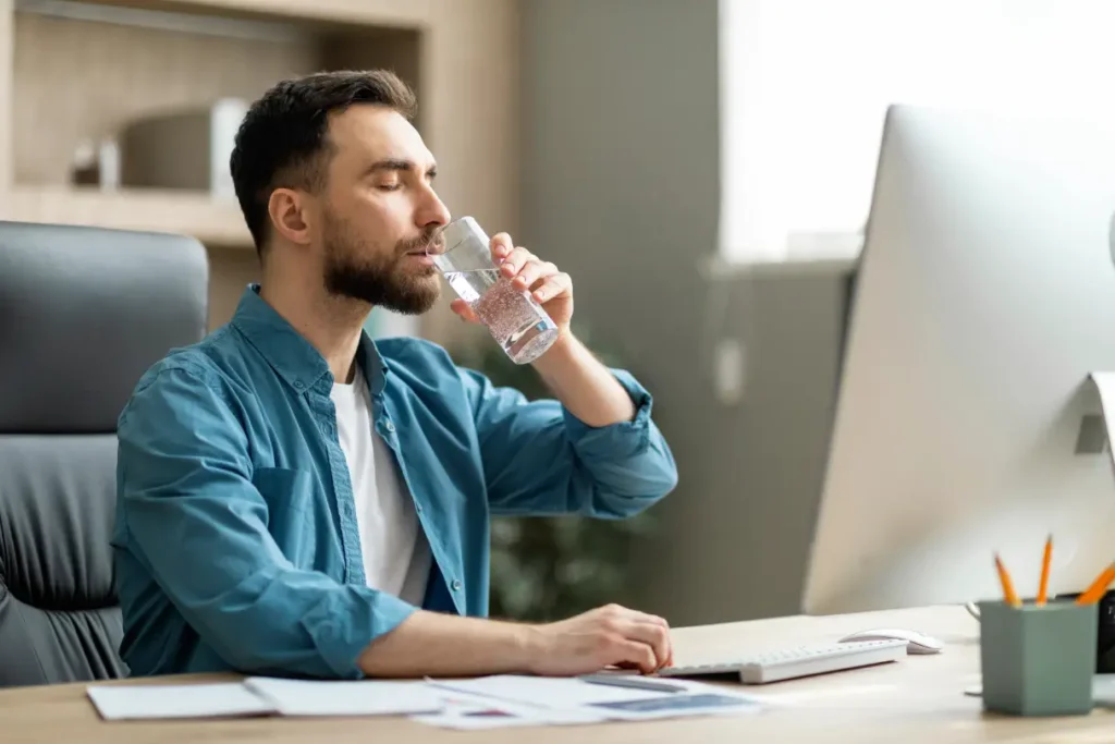Boire de l'eau au bureau