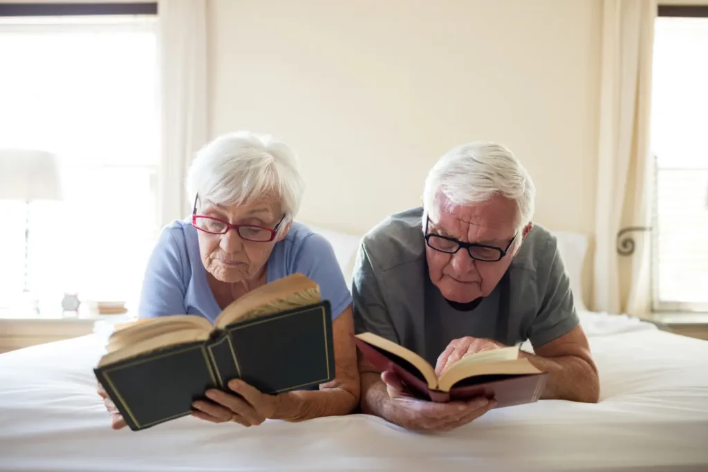 seniors munis de lunettes de lecture