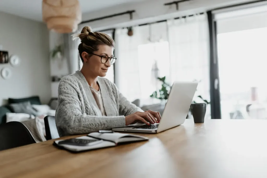 télétravail avec lunettes adaptées écrans