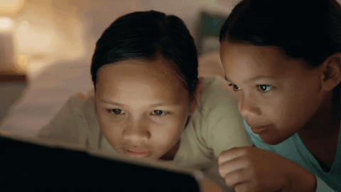 enfants devant un écran GIF