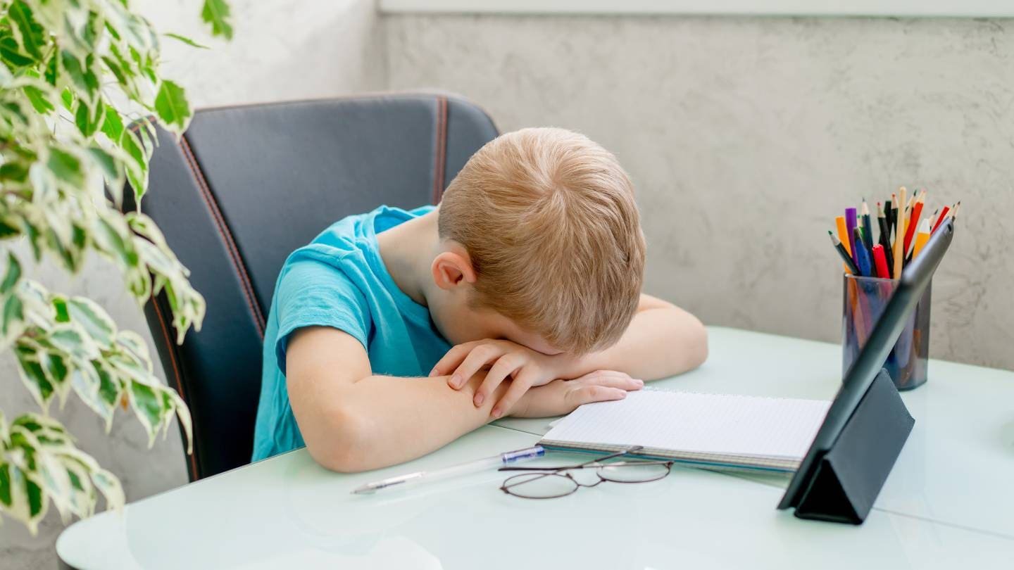 Fatigue visuelle enfant : guide complet 2025 des symptômes et solutions pour protéger ses yeux
