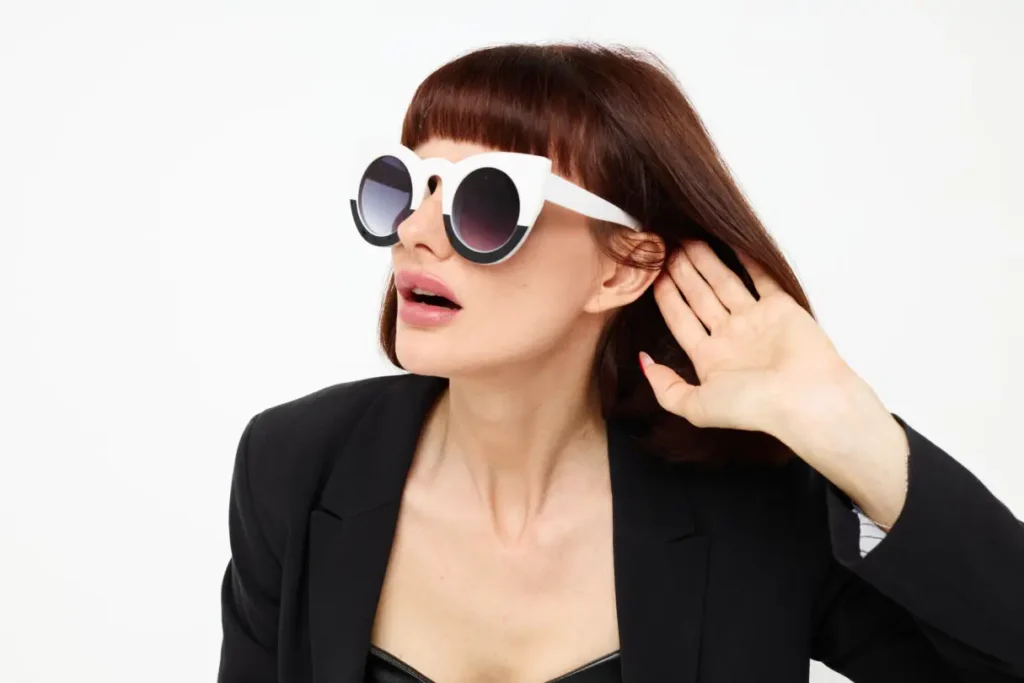 Jeune femme teste ses nouvelles lunettes audio bluetooth