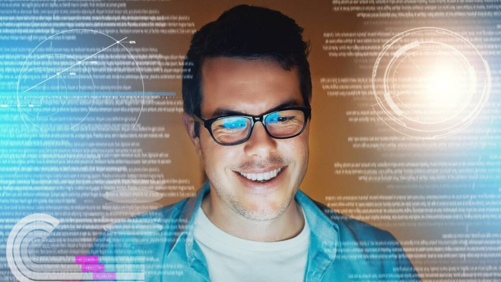 Développeur professionnel portant lunettes anti-lumière bleue devant écran ergonomique