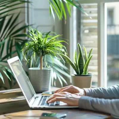plan de travail positionné avec ouverture sur le coté pour un meilleur confort visuel