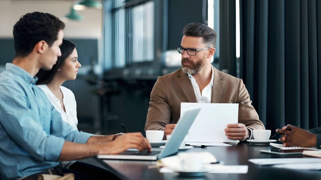 Dirigeant et comptable analysant la déductibilité fiscale des équipements de protection visuelle