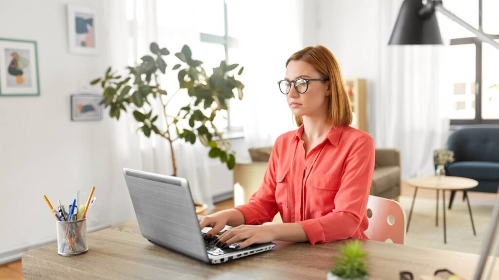 Espace de télétravail ergonomique avec femme portant lunettes anti-lumière bleue VisuProtect