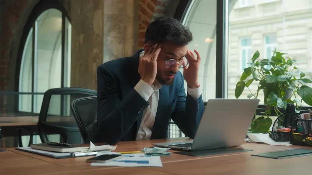 Employé fatigué devant un écran, symptôme de fatigue visuelle