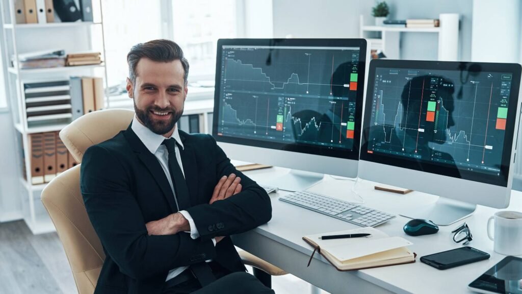 Poste de travail moderne avec modèle masculin souriant