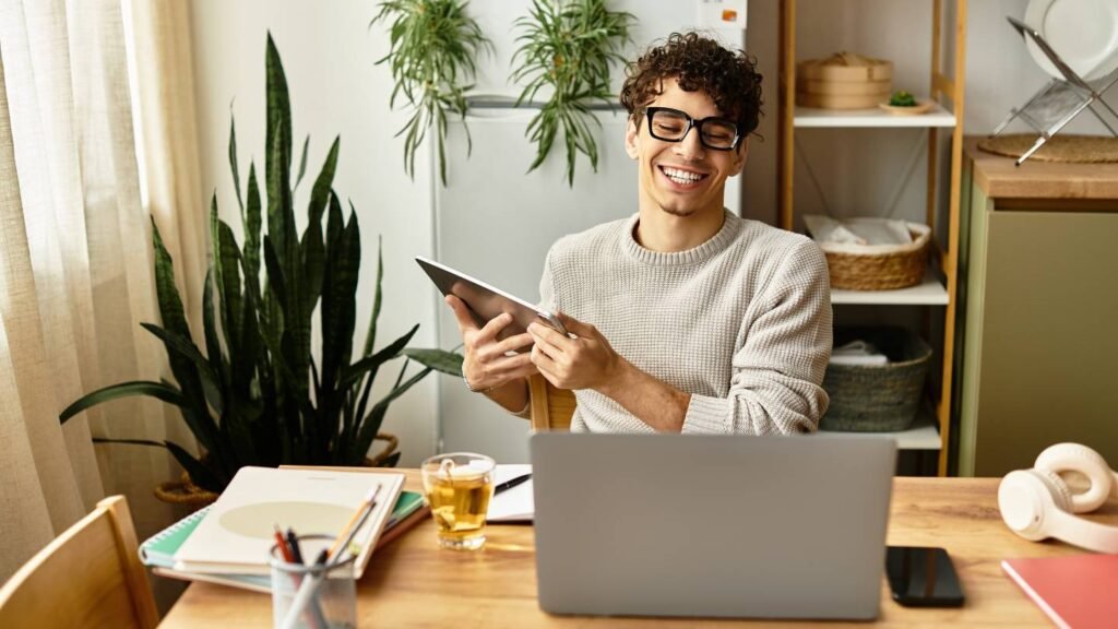 Télétravailleur portant lunettes anti-lumière bleue dans bureau domicile ergonomique optimal