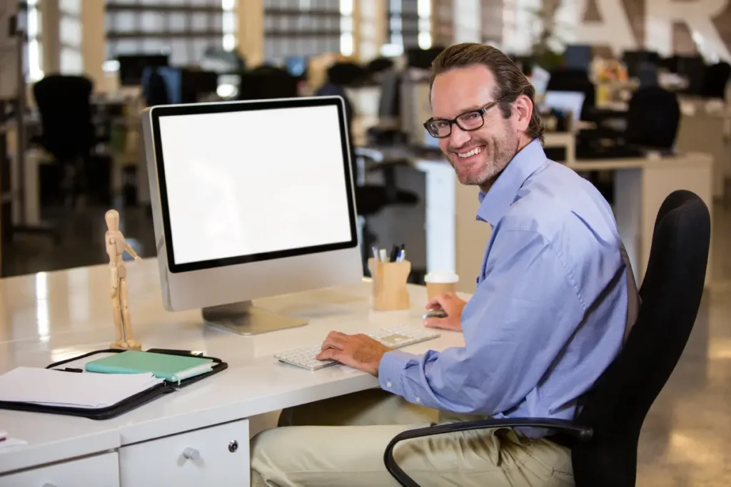 Salarié souriant portant des lunettes de protection
